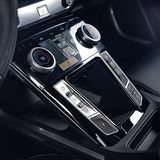 Unter der Mittelkonsole kann man das Telefon induktiv laden