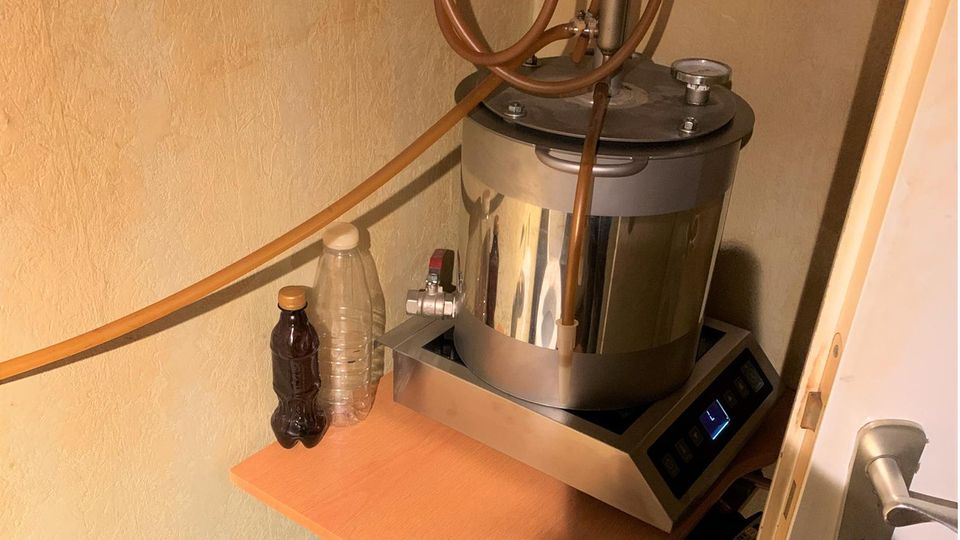 Auf dem Gästeklo fanden die Beamten dieses 20-Liter-Destilliergerät