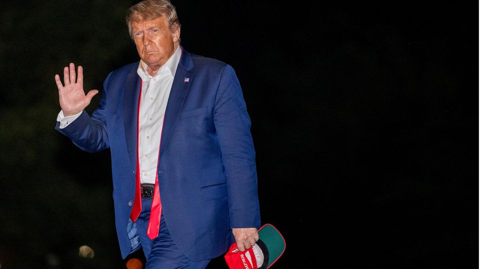Schlips offen, Kappe zerknittert: Donald Trump kehrt derangiert aus Tulsa zurück