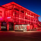 Schleswig-Holstein, Kiel: Kieler Veranstaltungsarena (l.) und der Rathausturm