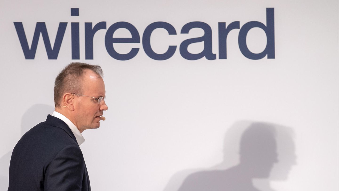 Wirecard-Bilanzskandal: Ex-Chef Markus Braun betritt die Bühne einer Pressekonferenz
