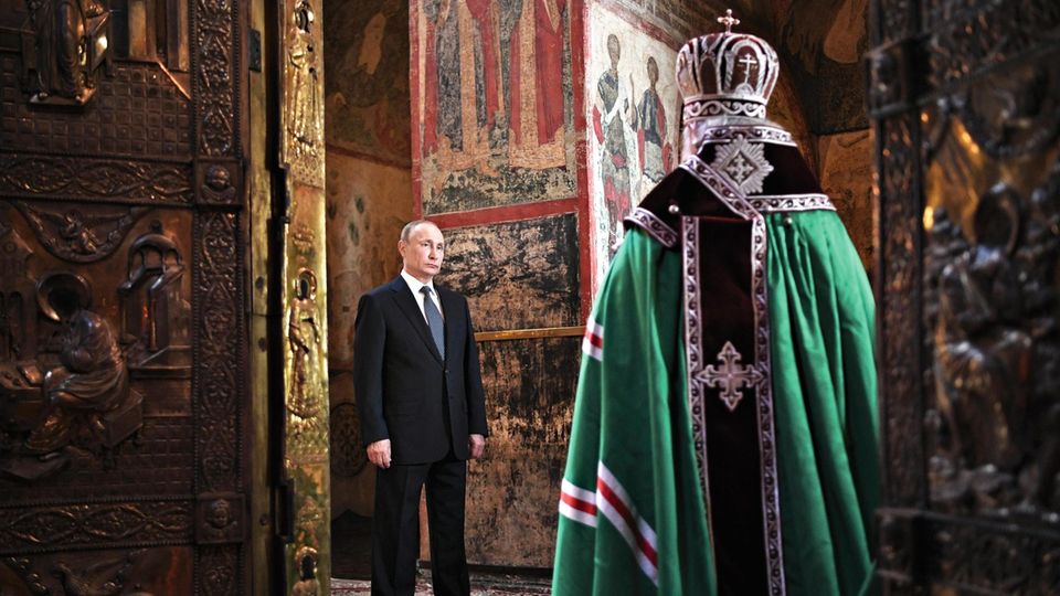 Vladimir Putin in einer orthodoxen Kirche