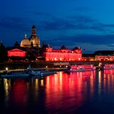 Sachsen, Dresden: Lipsiusbau (l.), Kunstakademie und die Salonschiffe der Schächsischen Dampfschiffahrt