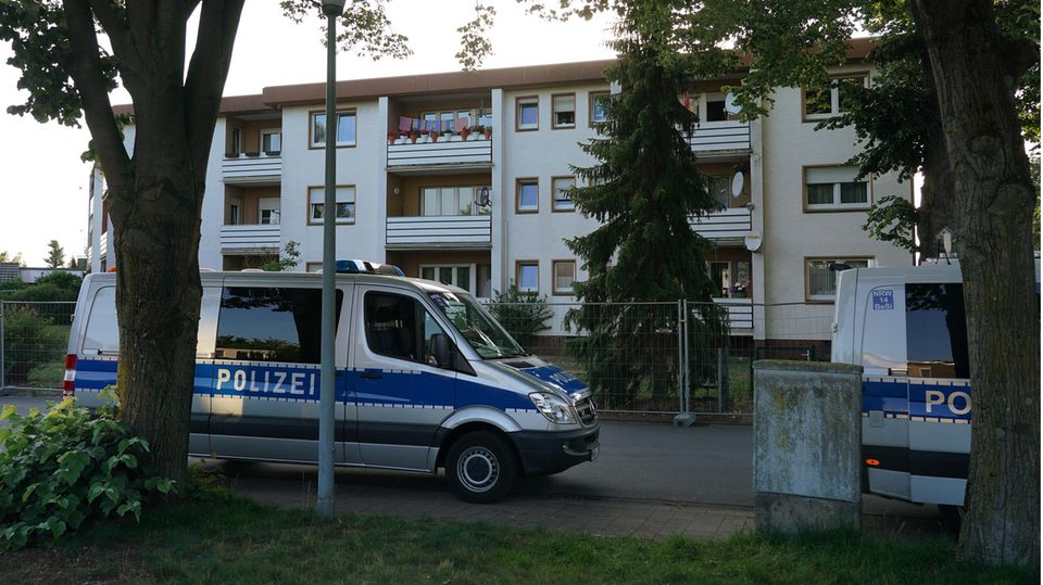 "Enormes Pandemie-Risiko": "Lockdown" im Kreis Gütersloh: Das kommt jetzt auf die Bevölkerung zu Polizei wegen Coronavirus-Ausbruch im Kreis Gütersloh