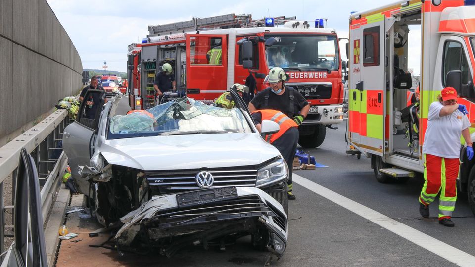 Nachrichten Deutschland Forchheim Rettungskräfte arbeiten an einer Unfallstelle auf der Autobahn 73