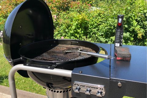 Grill reinigen: Holzkohlegrill steht auf einer Terasse im Freien