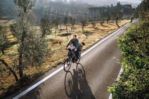Paolo Woods mit seinen Kindern auf dem Fahrrad