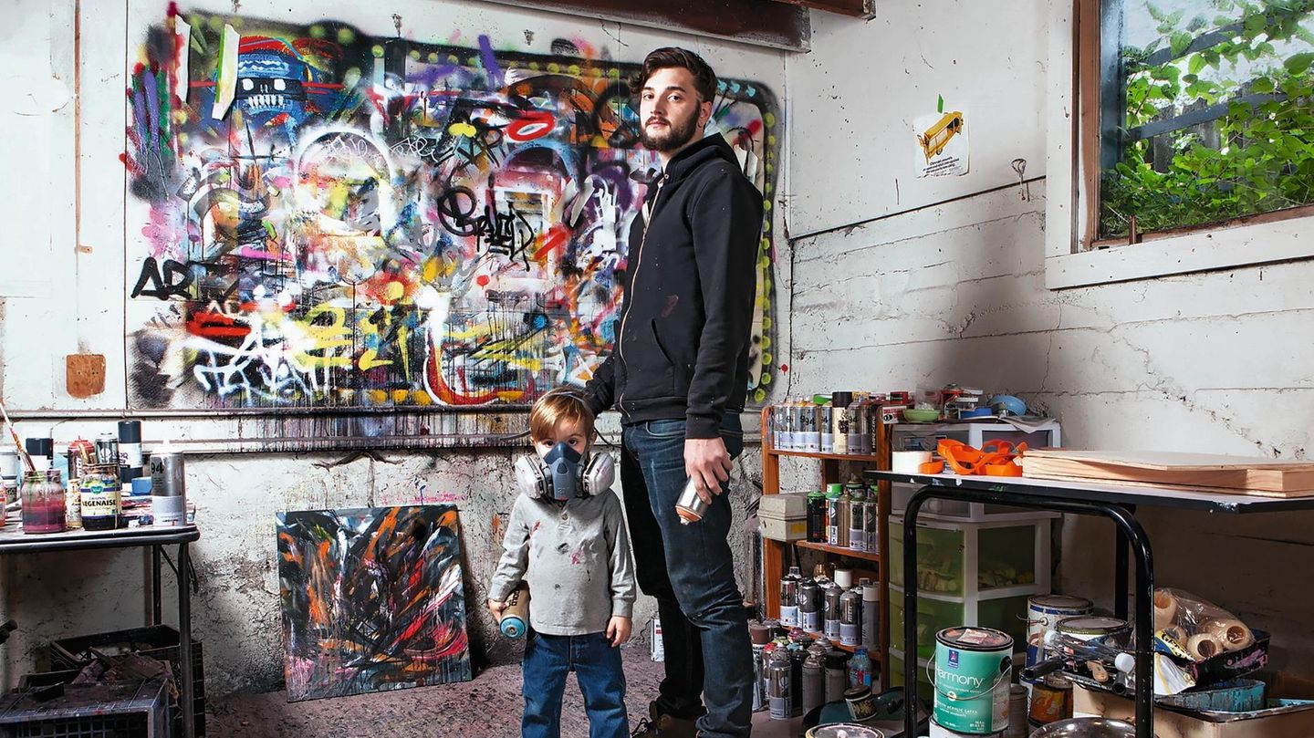 Portland, Oregon, USA – Galen Malcolm (24) and his son Leon (3)Galen studied sociology and graphic design, but now he works in a restaurant. He’s also one of the most well-known graffiti artists in Portland. When he was 19, he had a child with his girlf... Galen Malcolm mit seinem Sohn