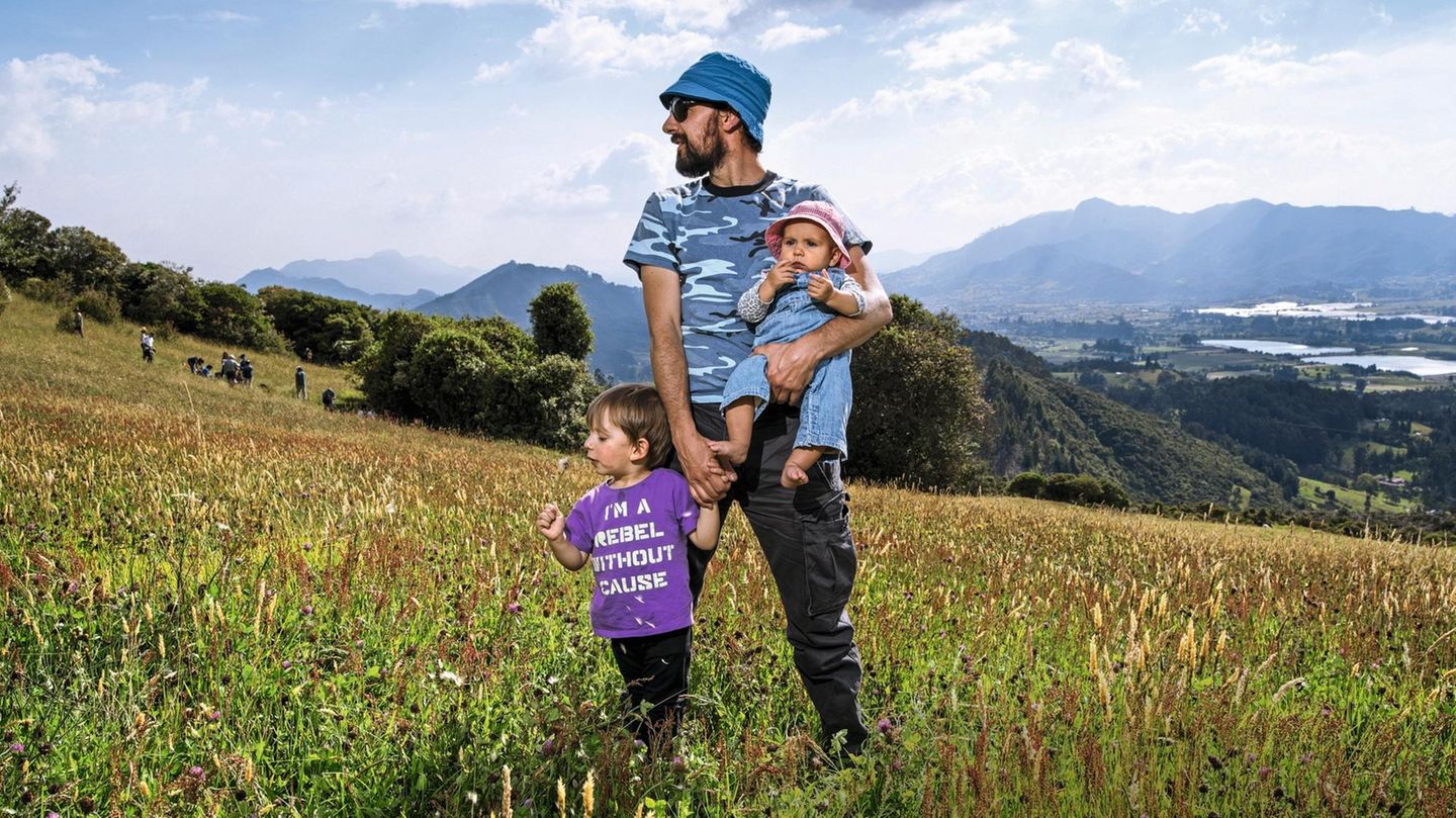 Bogotá, Colombia – Manuel Villa (39), Elias (2) and Lila (7 months)Manuel is a successful architect in Bogotá, the city where he was born and raised. His firm provides jobs for 4 people, a fact of which he is very proud. “I am happy to do my job. I love... Manuel Villa mit seinen Kindern