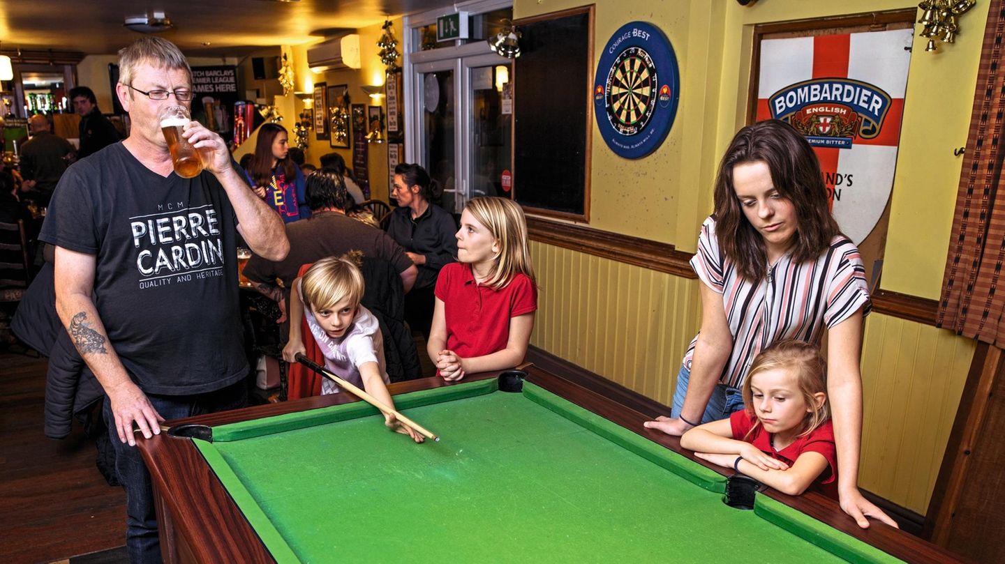 Woolsthorpe-by-Colsterworth, UK - Dean Colyer (49), Alisha (13), Harugy (10), Gracie-Lee (9) and Hilly (7)Dean had always worked for a cooperative that offers cleaning services, but he lost his job about a year ago and now he is unemployed. Occasionally... Dean Colyer mit seiner Familie beim Billiard-Spielen