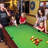 Dean Colyer mit seiner Familie beim Billiard-Spielen