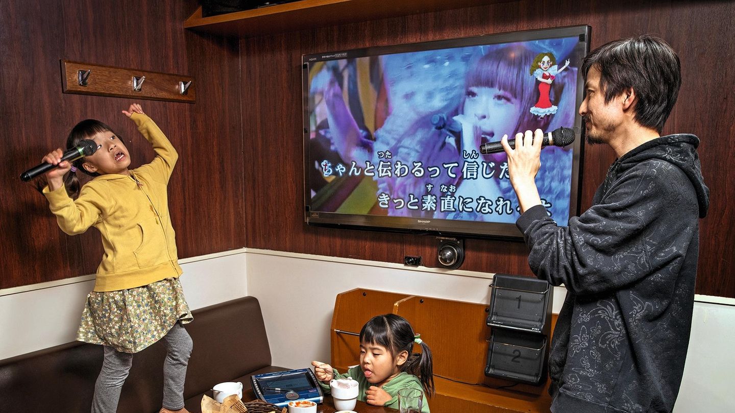 Tokyo, Japan – Takeshi Masuma (40), Luna (7) and Nene (3)Takeshi was born in Kanagawa, south of Tokyo, but he grew up in Nara and, later, in Fukushima. Now he lives in Tokyo with his wife and two daughters.Takeshi works as an accountant for a news and j... Takeshi Masuma mit seiner Tochter