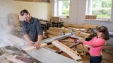 Eriks Oficier mit Tochter Renate beim Handwerken