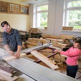 Eriks Oficier mit Tochter Renate beim Handwerken