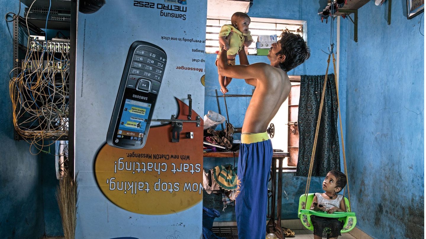 Wadala slum, Mumbai, India – Rizwan Shaikh (24), Zafinah (3) and Zeenath (3 months)Rizwan was born and raised in the Wadala Slum in Mumbai. He met his wife, Sana, at her older sister's wedding. Her family was not very happy about them getting marri... Rizwan Shaikh mit seinen Kindern