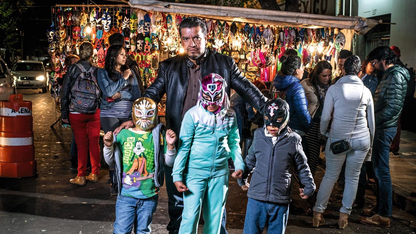 Mexico City, Mexico – Sergio Colin (44) and his 3 children.Sergio was born and raised in Mexico City. He met his wife when he was 25 and now they have 3 children together. Sergio doesn’t want to tell their names. He owns an electronics shop in a working... Sergio Colin mit seinen Kindern