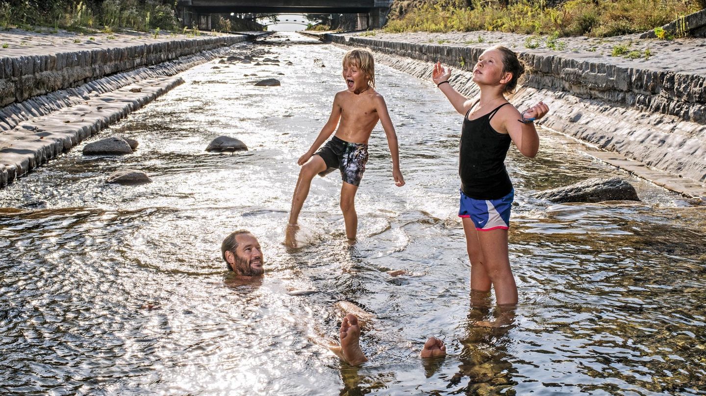 Vevey, Switzerland – Jason Singer (39), Juliette (10) and Lenny (7)Jason was born in Vevey, Switzerland, a very nice, small city on the eastern coast of Lake Geneva. Ever since he was 12, he has loved skateboarding and skiing. Around ten years ago, he o... Vevey, Schweiz Mittwoch ist für Jason Singer, 39, so was wie ein zweites Wochen-ende. Dann kümmern sich andere um seine beiden Skate-Shops in Genf und Lausanne, und Jason hat einen freien Tag. Manchmal begleitet er seine Tochter Juliette, 10, zum Hip-Hop-Tanzkurs oder seinen Sohn Lenny, 7, zum Klettern. Wenn das Wetter sie lässt, gehen die drei auch Skateboard fahren, genießen die gemeinsame Zeit und heizen durch die Straßen ihrer Heimat am Ostufer des Genfer Sees. Am Ende dieser Touren landen sie fast immer an diesem kleinen Kanal, um hier ihren erhitzten Körper abzukühlen