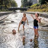 Vevey, Schweiz  Mittwoch ist für Jason Singer, 39, so was wie ein zweites Wochen-ende. Dann kümmern sich andere um seine beiden Skate-Shops in Genf und Lausanne, und Jason hat einen freien Tag. Manchmal begleitet er seine Tochter Juliette, 10, zum Hip-Hop-Tanzkurs oder seinen Sohn Lenny, 7, zum Klettern. Wenn das Wetter sie lässt, gehen die drei auch Skateboard fahren, genießen die gemeinsame Zeit und heizen durch die Straßen ihrer Heimat am Ostufer des Genfer Sees. Am Ende dieser Touren landen sie fast immer an diesem kleinen Kanal, um hier ihren erhitzten Körper abzukühlen