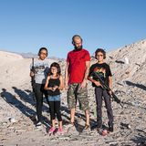 James Wade mit seinen Kindern