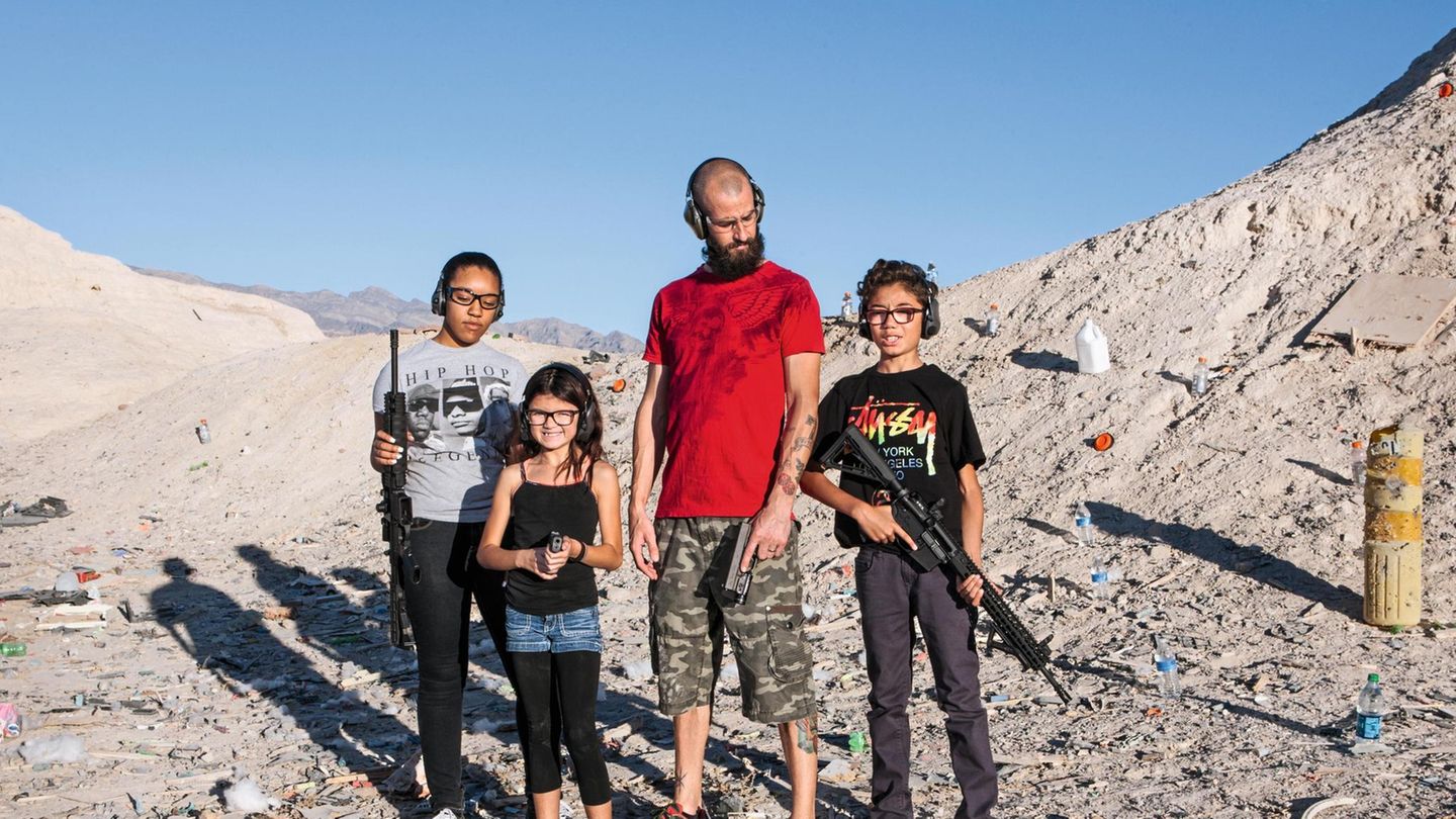 Las Vegas, Nevada - James Wade (36) with his children, Dejah (15), Tyler (12) and Haden (8) James was born and raised in Las Vegas. He met his wife almost 20 years ago and they had their first child when they were only 20. Then they had another two chil... James Wade mit seinen Kindern