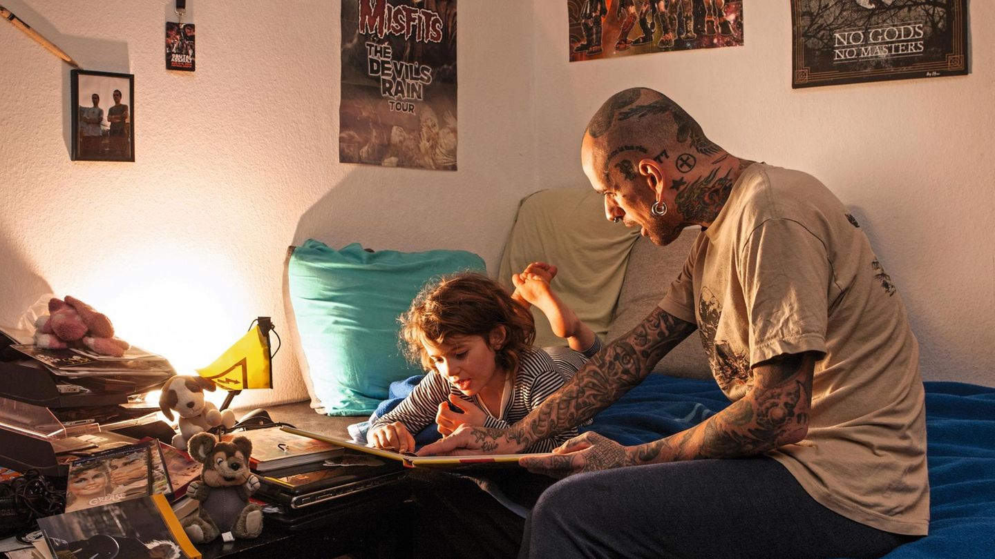 Berlin, Germany – Alessandro Kola (40) and Teresa (10)Alessandro was born in Rome in 1977. He’s always been active in the world of the underground. In 1998 he helped to found Sound System Kernel Panik, which is still going strong. He also founded the Bo... Alessandro Kola mit Tochter Tessa