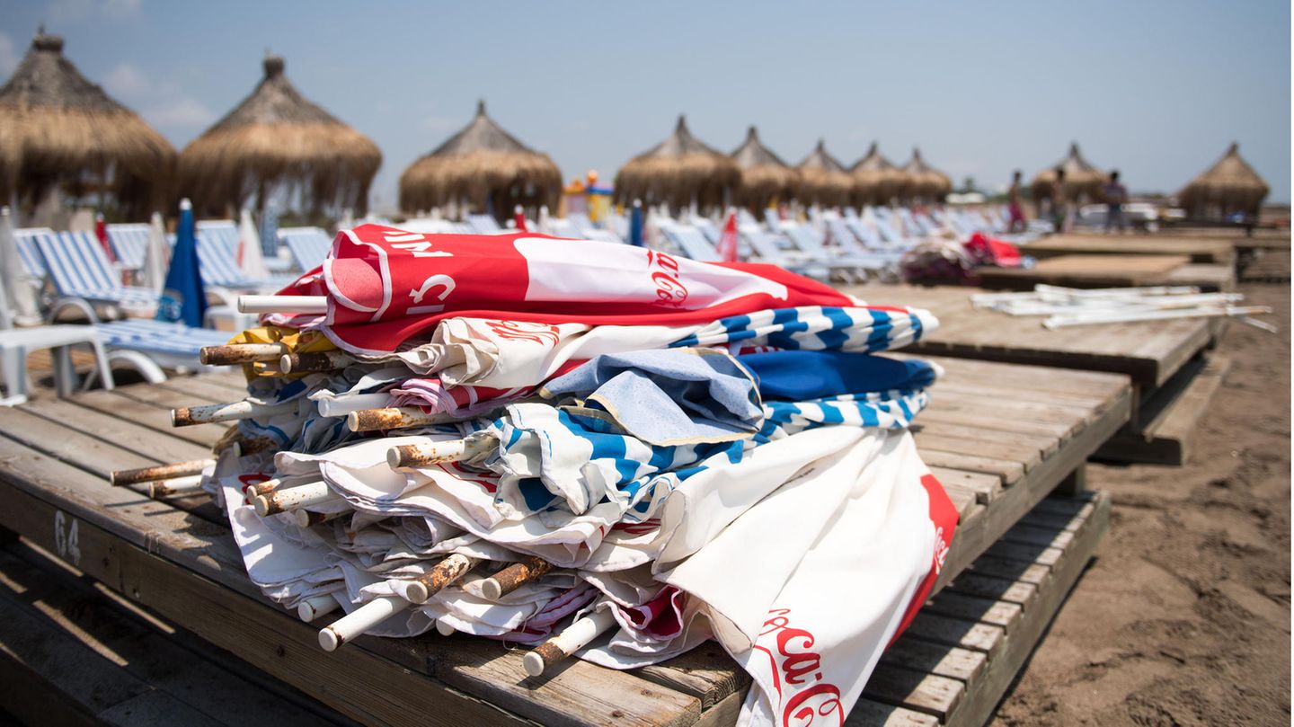 Geplatzte Urlaubsreisen: Leere Liegen am Strand von Lara: Die Bundesregierung hat die Türkei als Corona-Risikogebiet eingestuft. Für das Land gilt bis zum 31. August eine Reisewarnung. Leere Liegen am Strand von Lara: Die Bundesregierung hat die Türkei als Corona-Risikogebiet eingestuft. Für das Land gilt bis zum 31. August eine Reisewarnung.