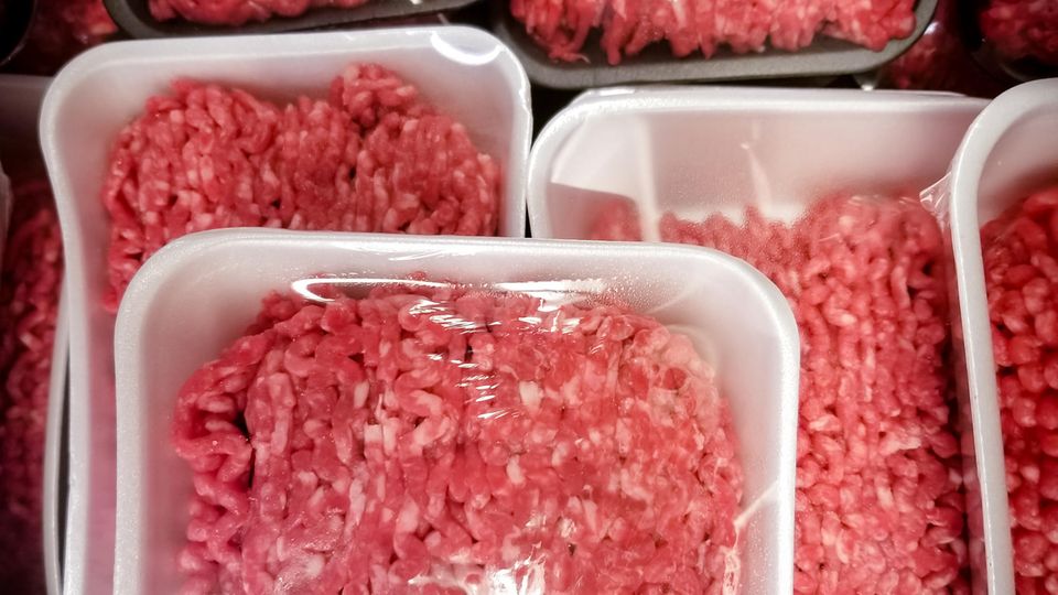 Fleischproduktion in Deutschland: Die große Schweinerei - so funktioniert das System Billigfleisch