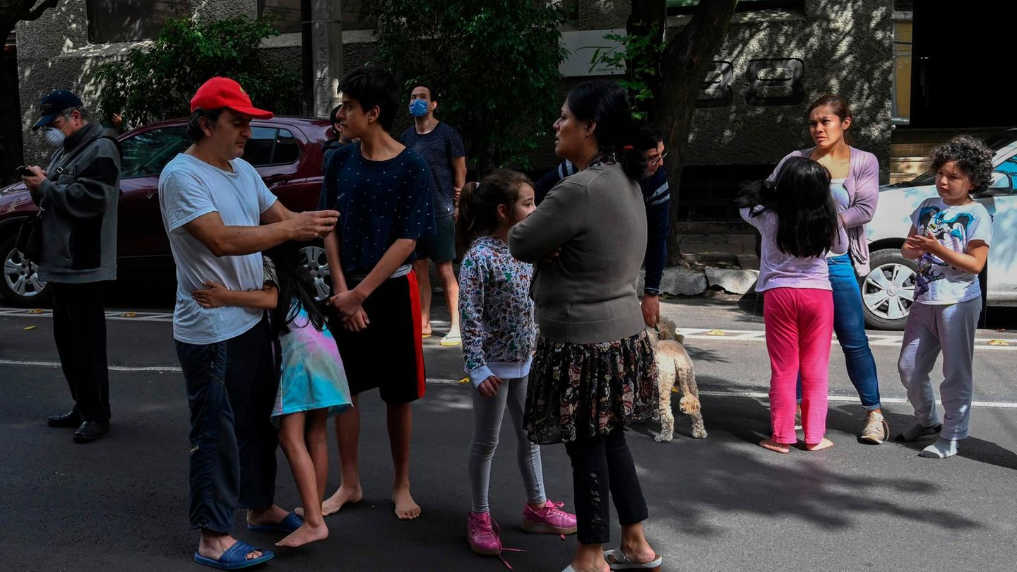 Menschen in Mexiko Stadt sind auf die Straßen gegangen, um sich in Sicherheit zu bringen