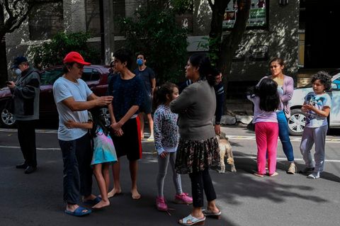 Menschen in Mexiko Stadt sind auf die Straßen gegangen, um sich in Sicherheit zu bringen