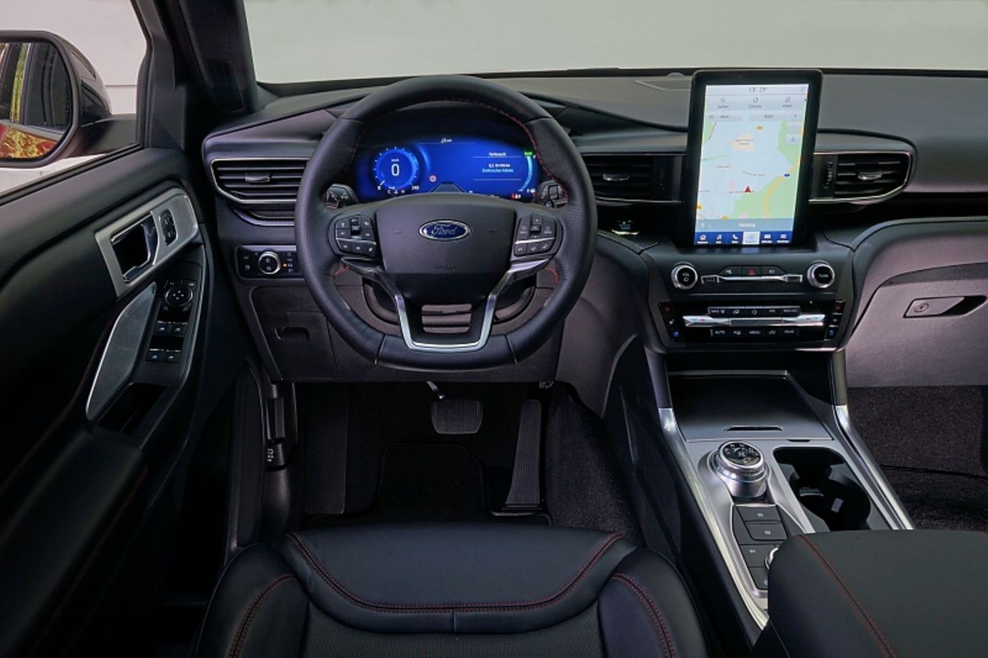 Der aufgestellte Touchscreen im Tablet-Design verströmt einen Hauch von Tesla