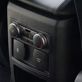 Auch im Fond kann man sein Smartphone laden