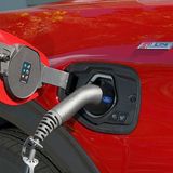 An der 230-Volt-Haushalts-Steckdose benötigt der Explorer Plug-in-Hybrid rund fünf Stunden 50 Minuten, bis die Batterie komplett