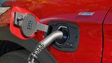 An der 230-Volt-Haushalts-Steckdose benötigt der Explorer Plug-in-Hybrid rund fünf Stunden 50 Minuten, bis die Batterie komplett