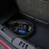 Das Ladekabel wird im Unterboden verstaut