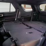 Werden die Sitze zusammengeklappt, ergibt sich eine ebene Ladefläche