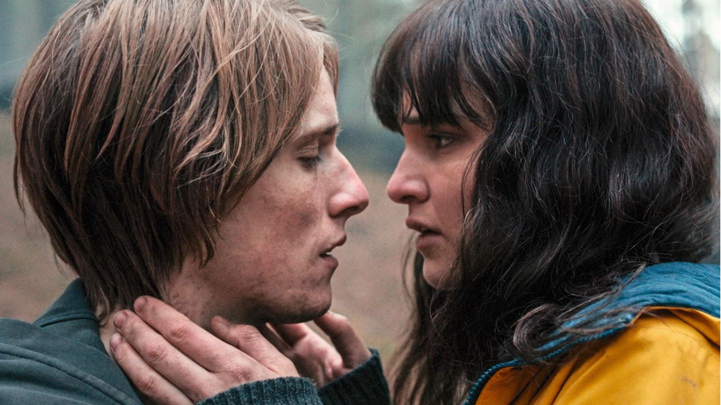 Lisa Vicari (r.) und Louis Hofmann als Martha und Jonas