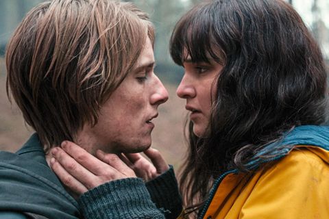 Lisa Vicari (r.) und Louis Hofmann als Martha und Jonas