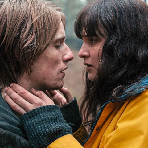 Lisa Vicari (r.) und Louis Hofmann als Martha und Jonas