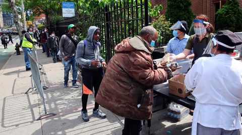 Essensverteilung für Bedürftige während der Corona-Pandemie in der Holy Apostle Soup Kitchen in New York