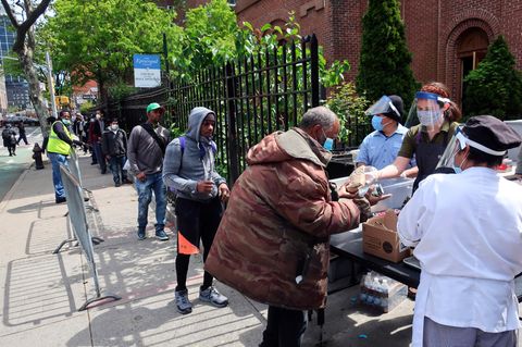 Essensverteilung für Bedürftige während der Corona-Pandemie in der Holy Apostle Soup Kitchen in New York