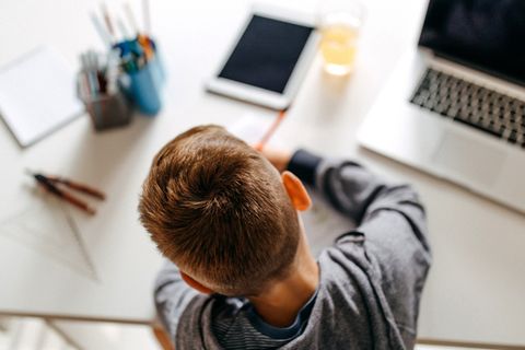 Schüler macht Hausaufgaben