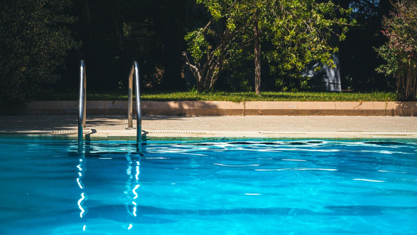 Swimmingpool im Sonnenlicht