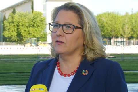 Bundesumweltministerin Svenja Schulze erklärt das Einwegplastik-Verbot im Interview.