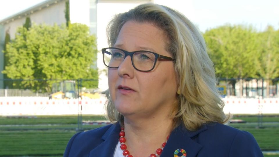 Bundesumweltministerin Svenja Schulze erklärt das Einwegplastik-Verbot im Interview. Bundesumweltministerin Svenja Schulze erklärt das Einwegplastik-Verbot im Interview.