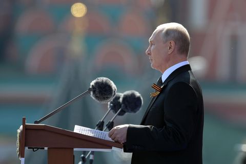Wladimir Putin spricht bei der Parade zum 75. Jahrestag des Sieges über Nazi-Deutschland