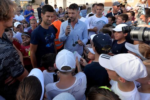 Novak Djokovic (im blauen T-Shirt) spricht während des zweiten Turniers der Adria-Tour im kroatischen Zadar mit Kindern