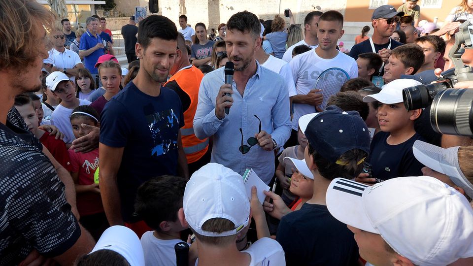 Novak Djokovic (im blauen T-Shirt) spricht während des zweiten Turniers der Adria-Tour im kroatischen Zadar mit Kindern