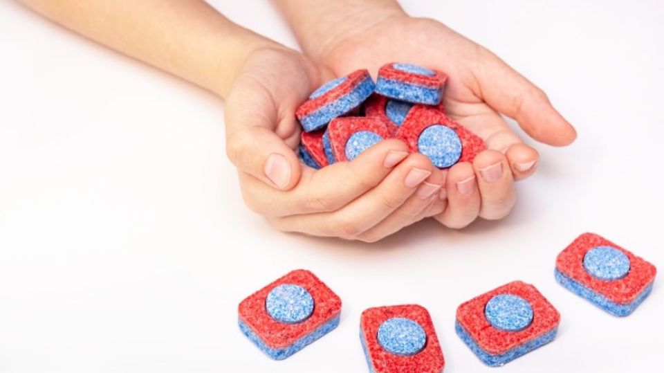 Spülmaschinen Tabs Lifehack Lifehack mit Spülmaschinentabs: Sechs nützliche Tricks, wie sie im Haushalt eingesetzt werden können