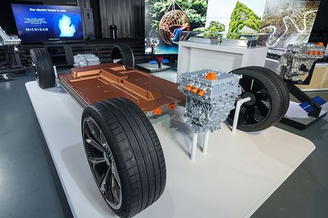 Bei der GM BEV Ultium Plattform lassen sich die Pouchzellen horizontal oder vertikal stapeln