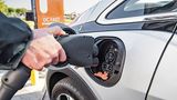 GM-Chef Mark Reuss lehnt Plug-in-Hybride ab